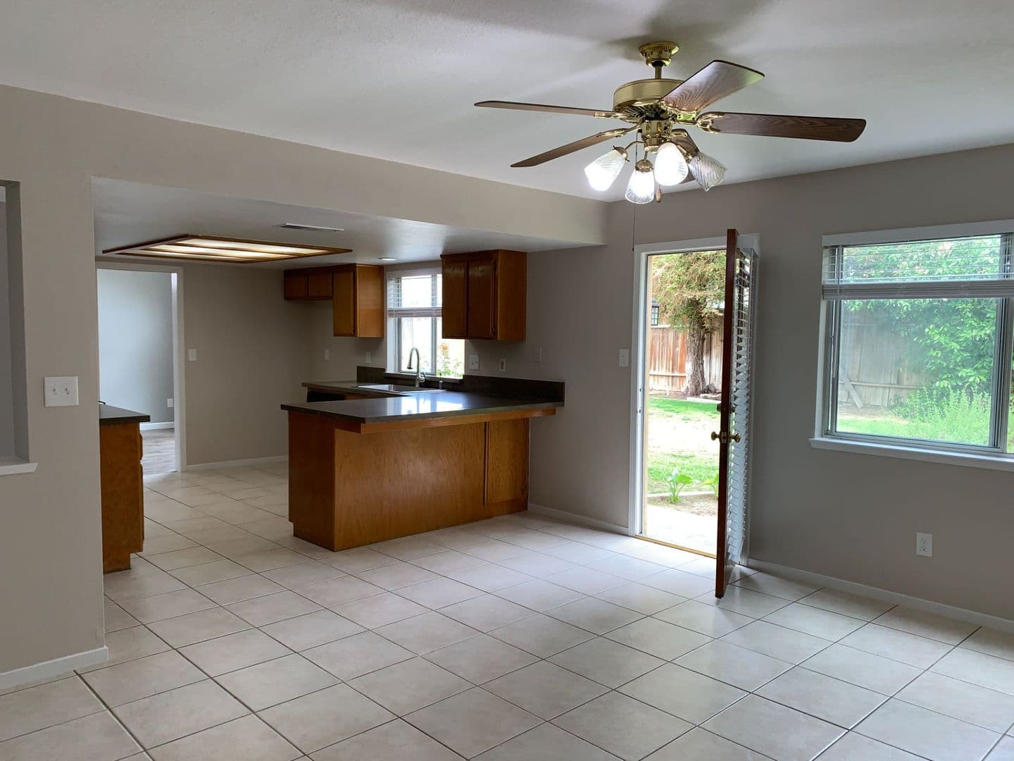 Bakersfield House: 10408 Walnut Creek Ct