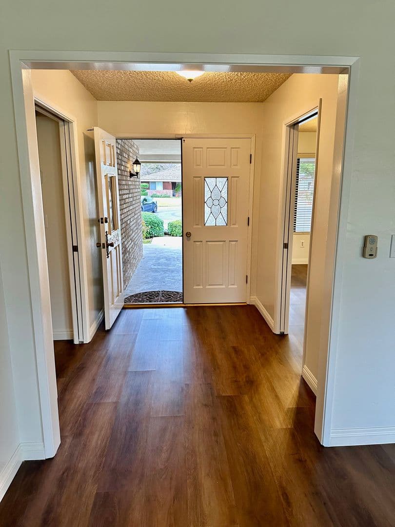 Bakersfield House: 9913 Spring Oak Dr