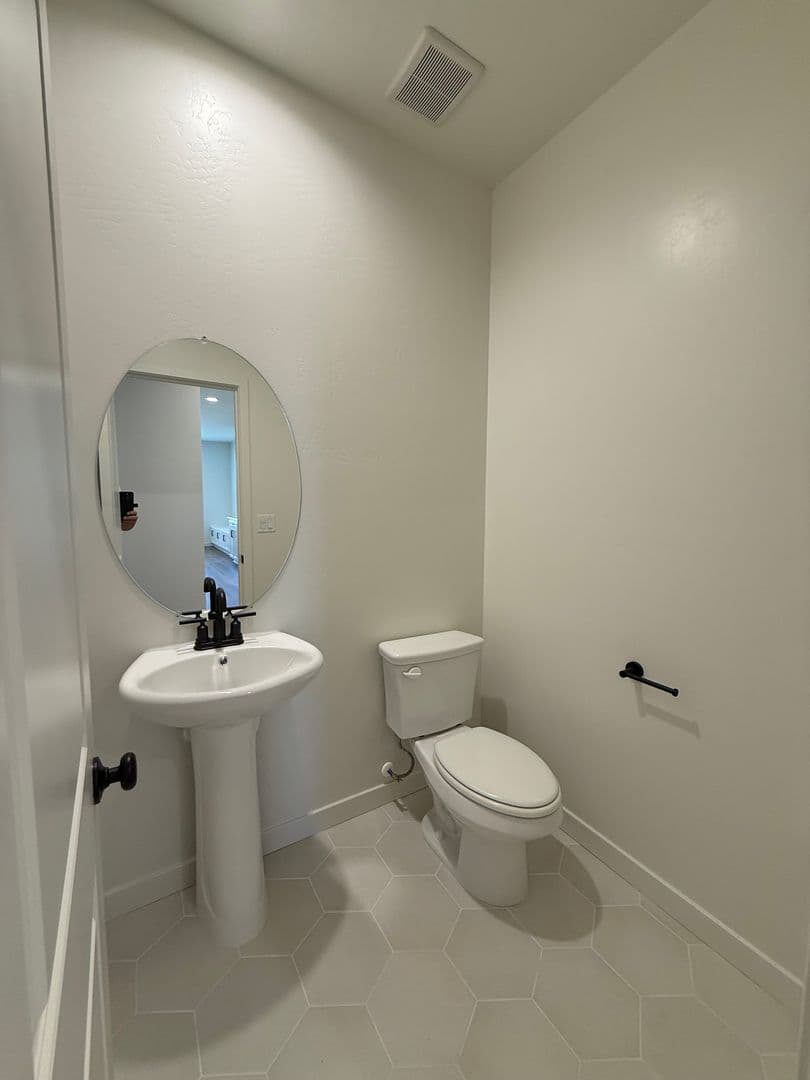 Bakersfield House: 16806 Mairs Drive