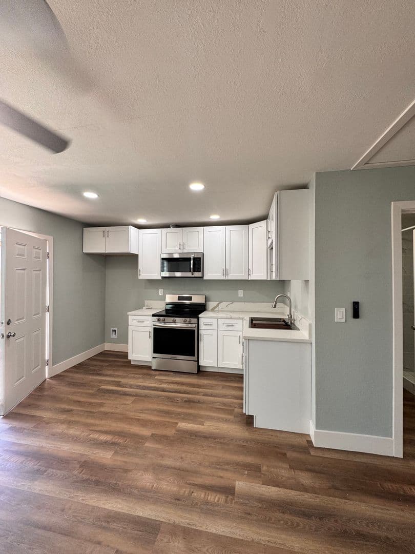Bakersfield House: 1400 El Rancho Dr. Unit B