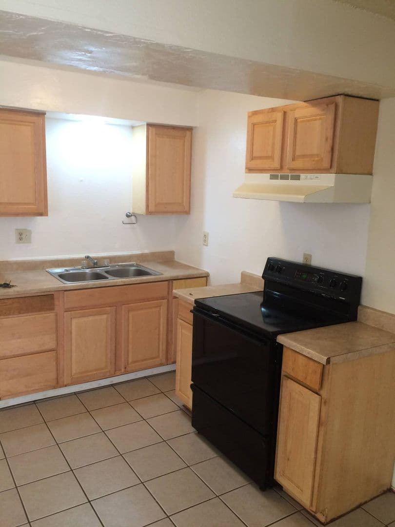 Bakersfield Apartment: 801 Karma Ct