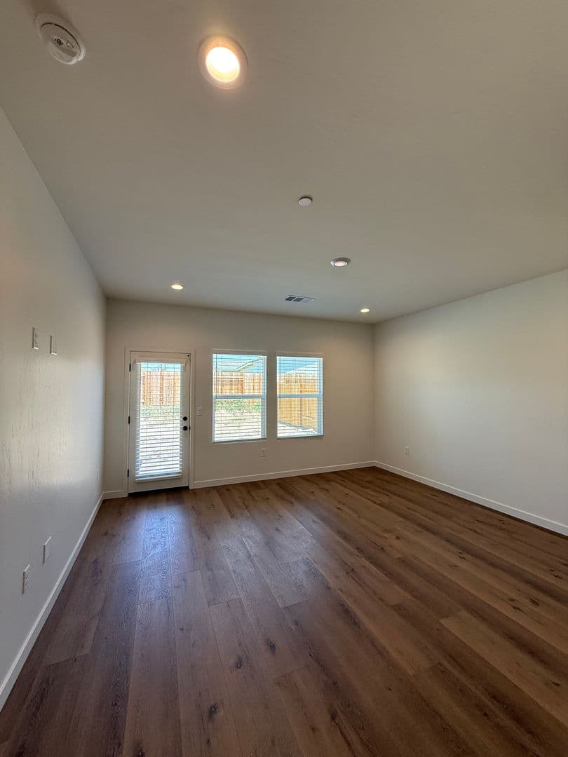 Bakersfield House: 16806 Mairs Drive