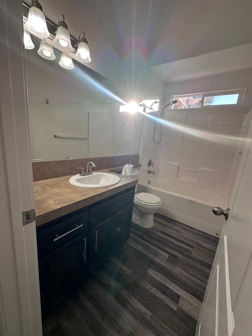 Bakersfield House: 4913 Au Chocolat Dr