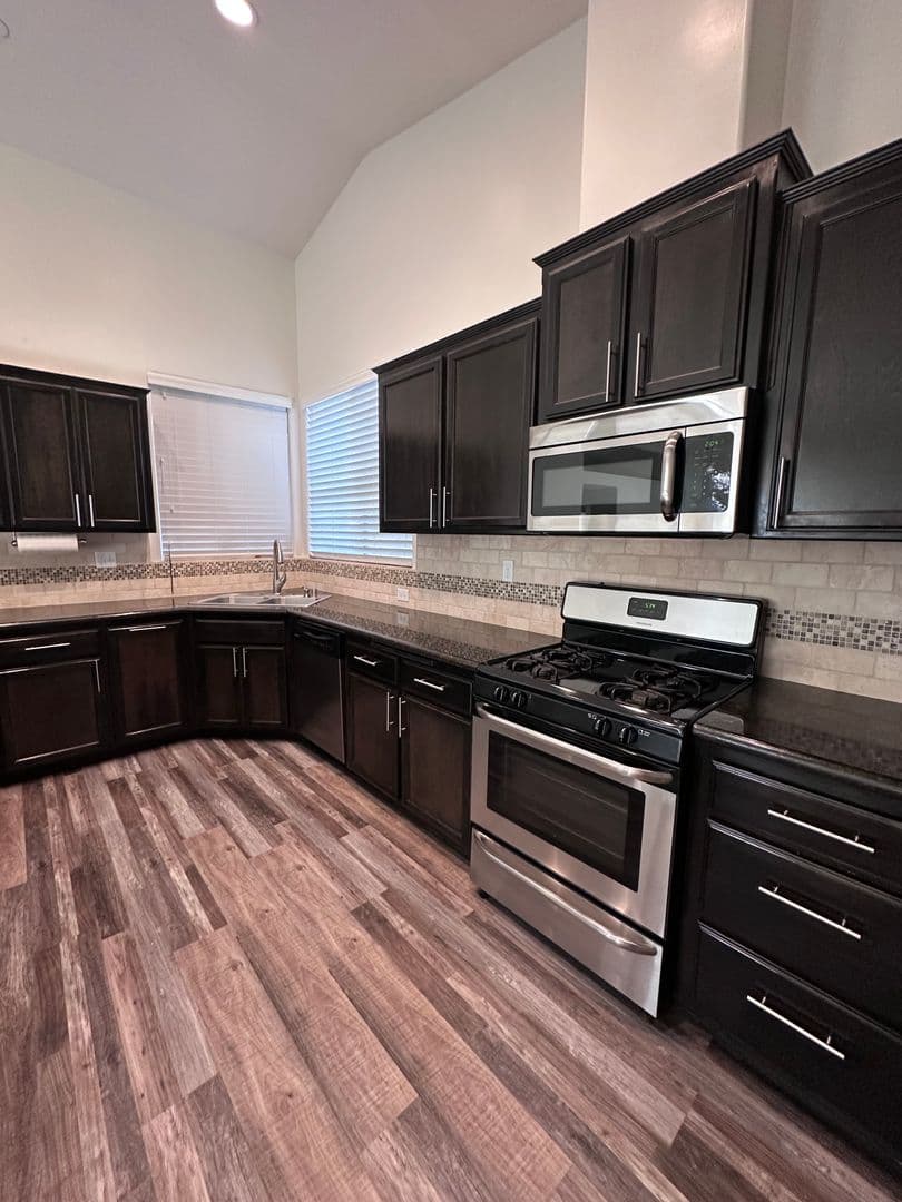 Bakersfield House: 4913 Au Chocolat Dr