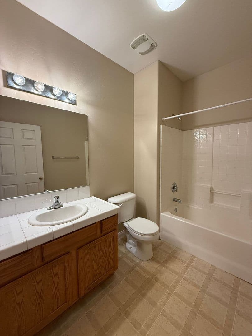 Bakersfield Apartment: 548 Yellow Meadow Ct