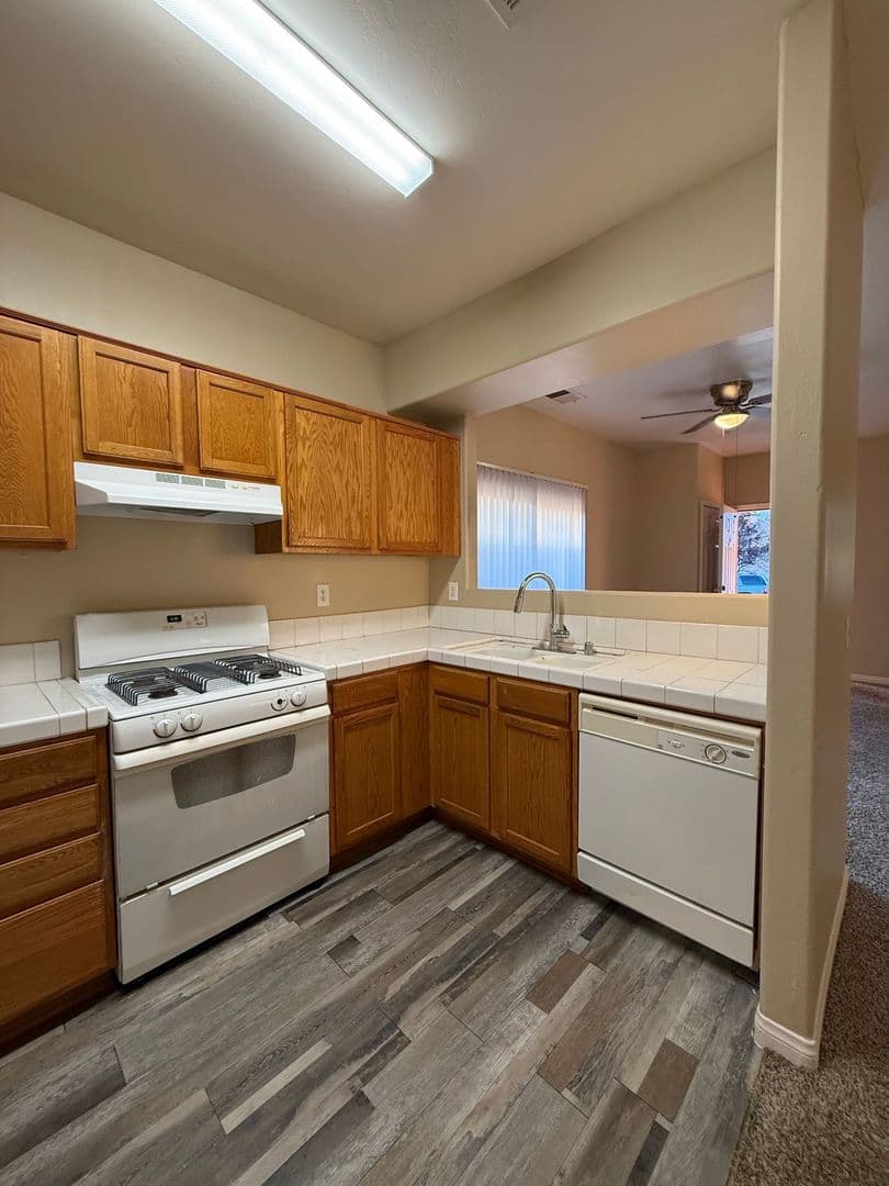 Bakersfield Apartment: 548 Yellow Meadow Ct
