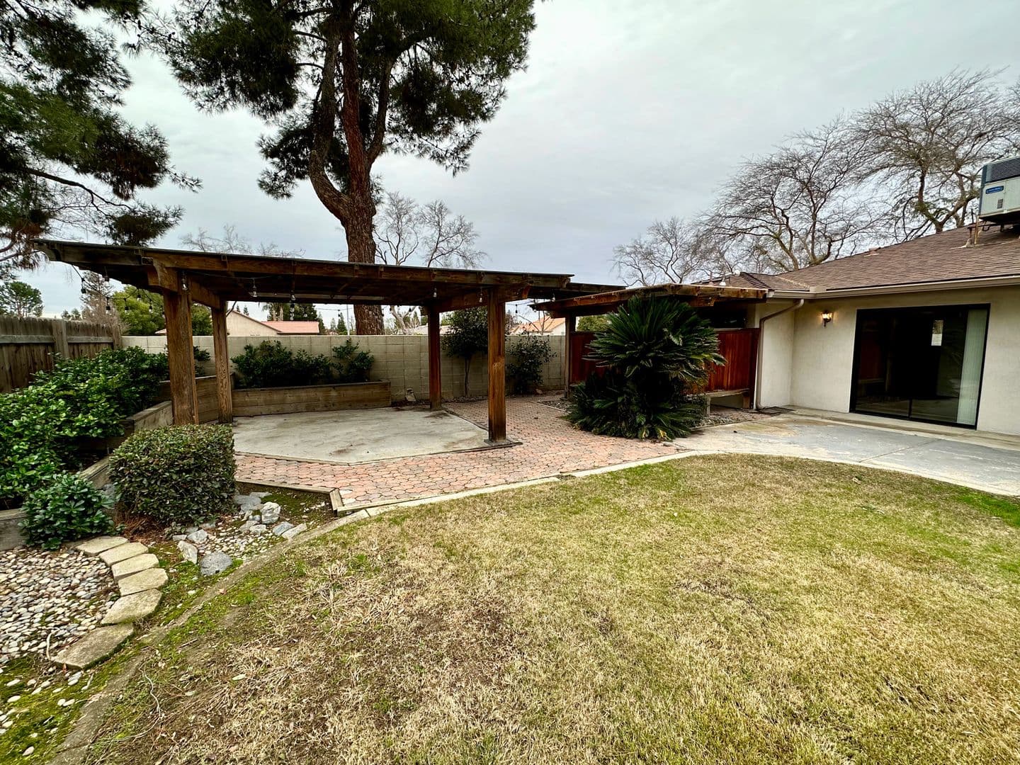 Bakersfield House: 9913 Spring Oak Dr