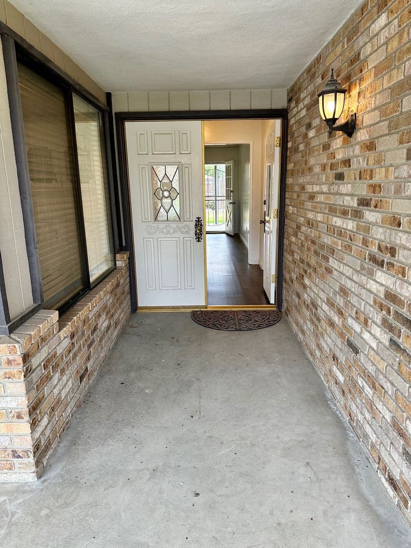 Bakersfield House: 9913 Spring Oak Dr