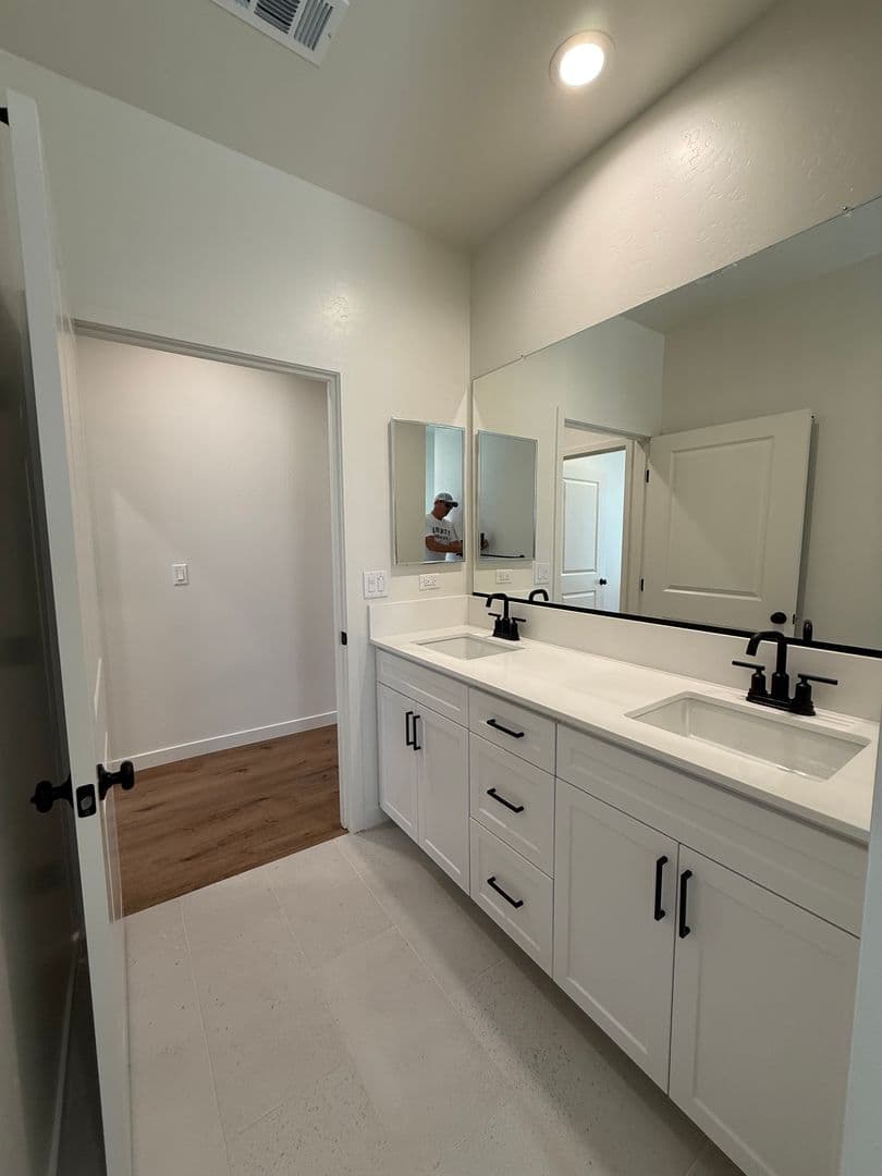 Bakersfield House: 16806 Mairs Drive