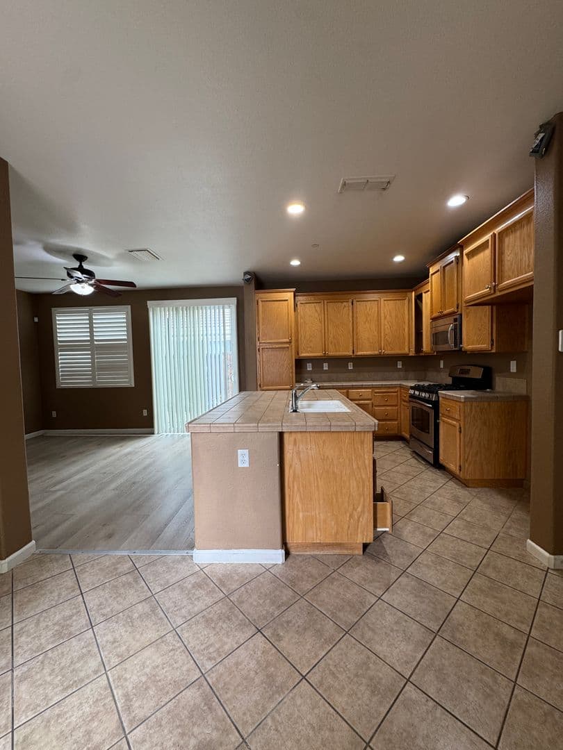 Elk Grove House: 8892  Brecon Way