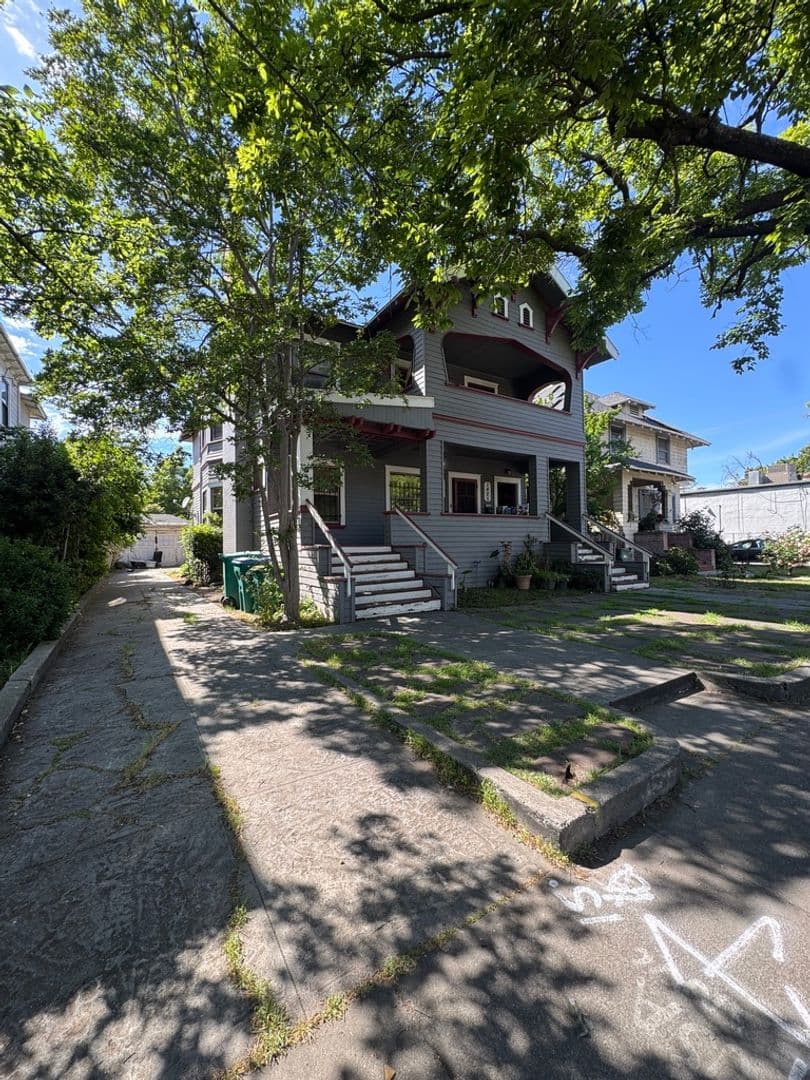 Stockton Apartment: 1423 N San Joaquin St
