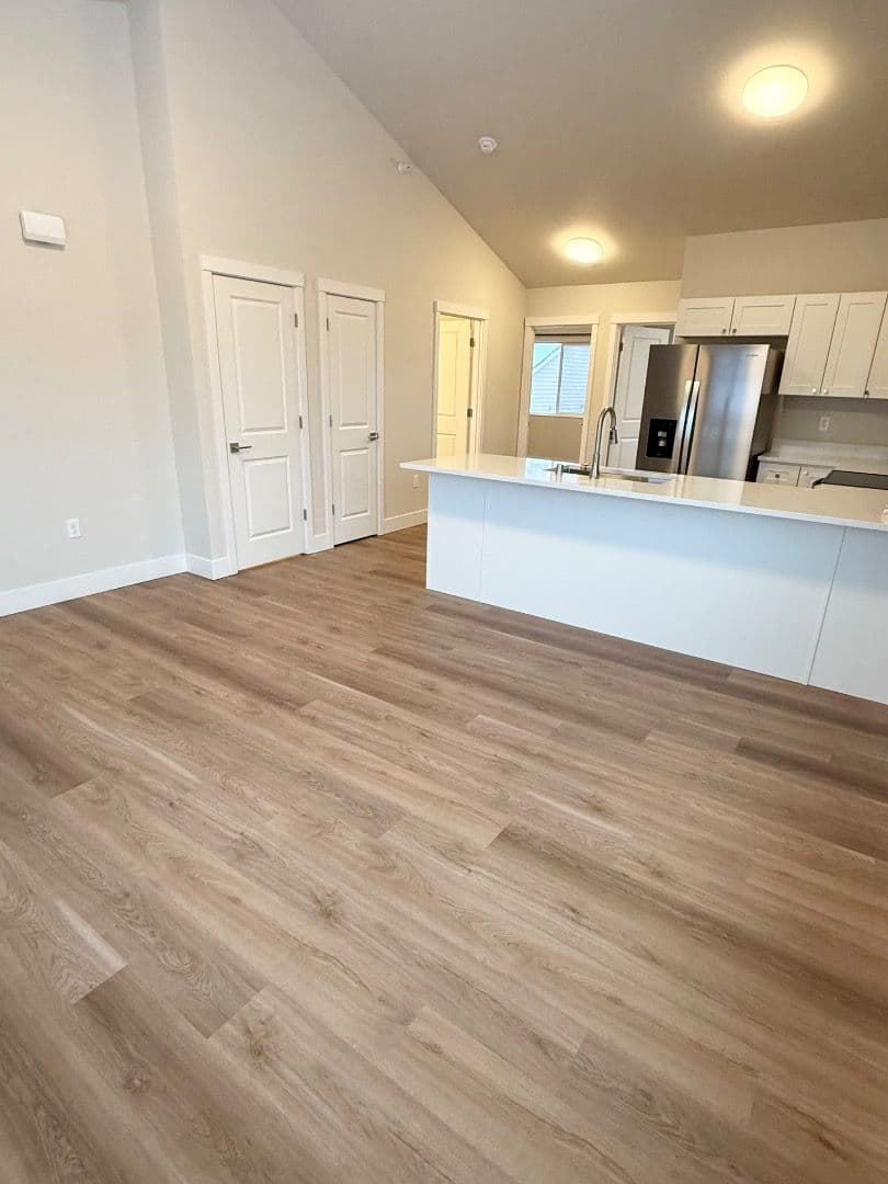 Eagle River Apartment: 16427 Farm Ave