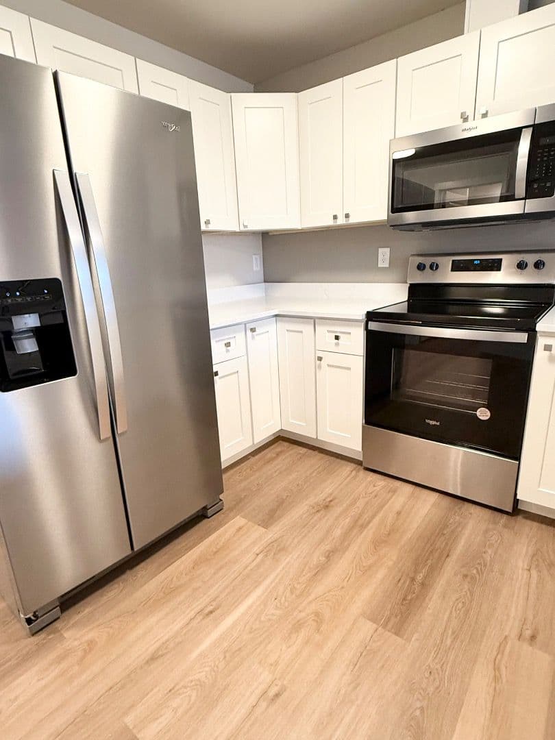 Eagle River Apartment: 16427 Farm Ave