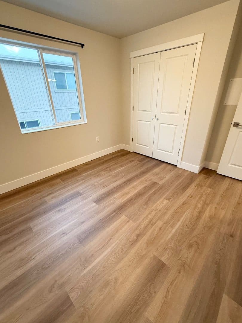 Eagle River Apartment: 16427 Farm Ave