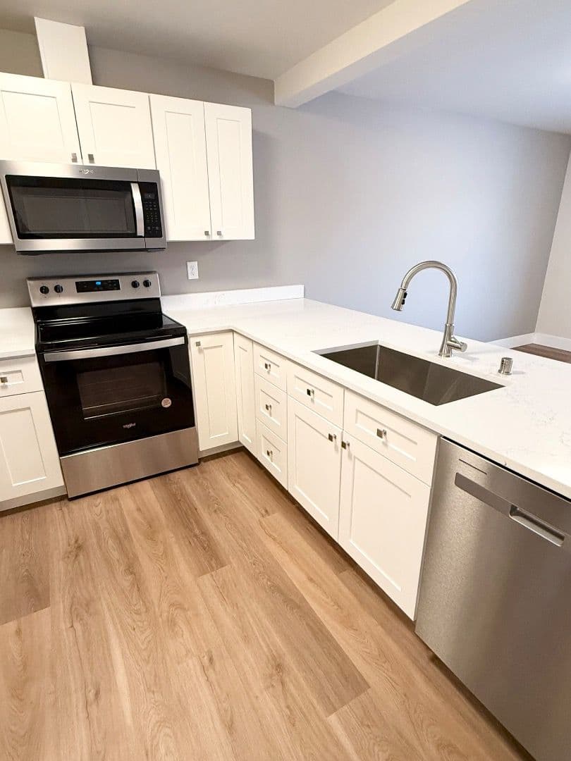 Eagle River Apartment: 16427 Farm Ave