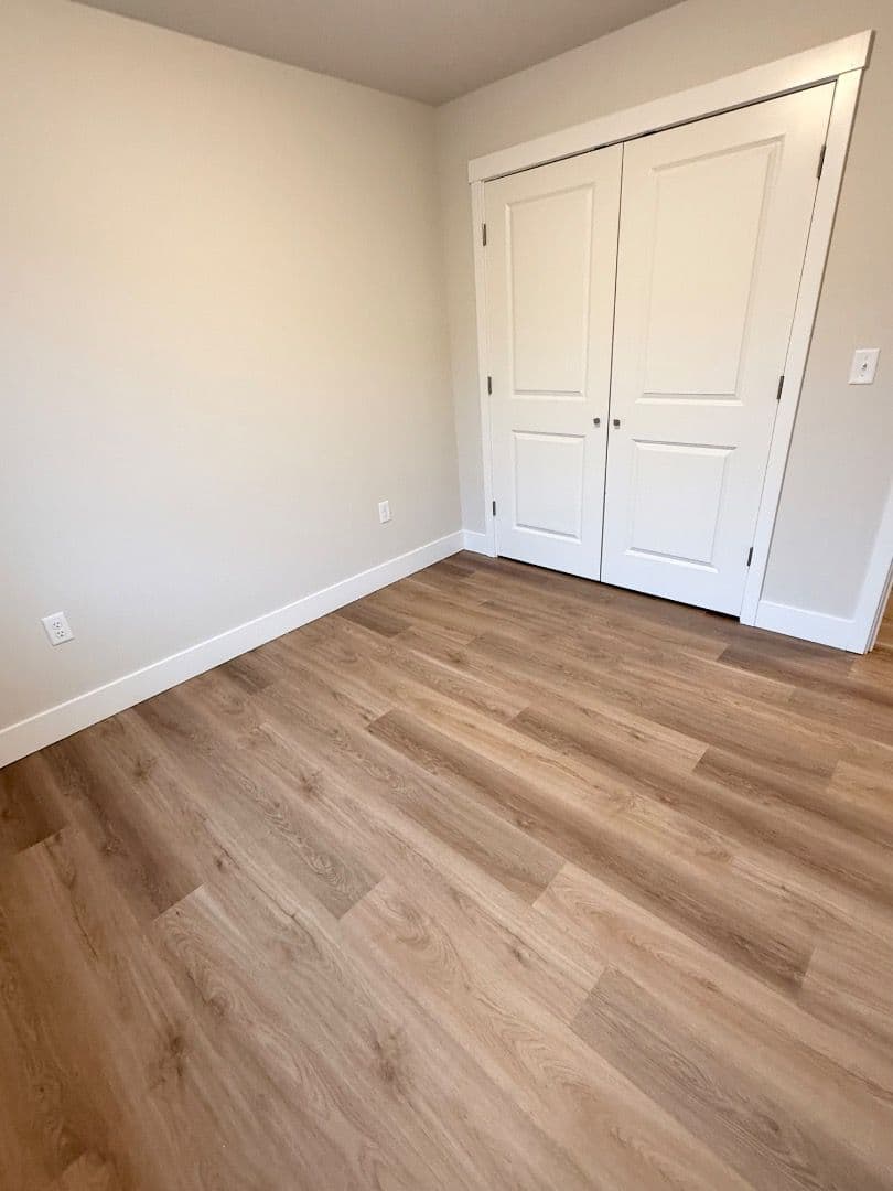 Eagle River Apartment: 16427 Farm Ave