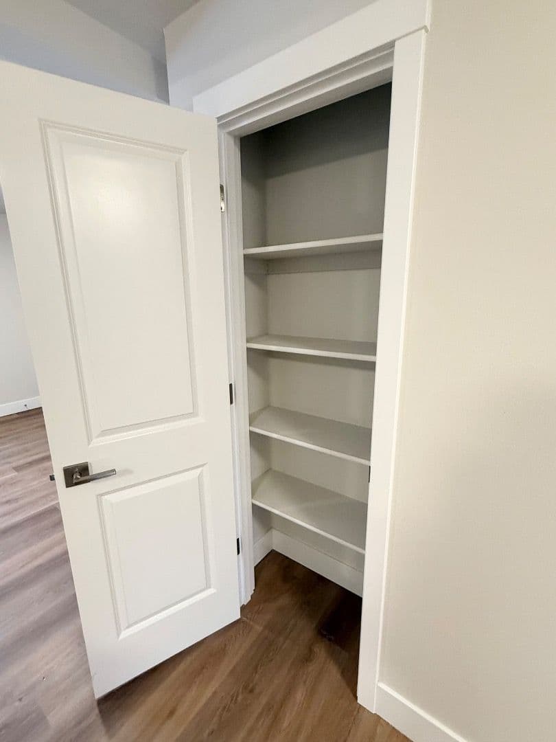 Eagle River Apartment: 16427 Farm Ave