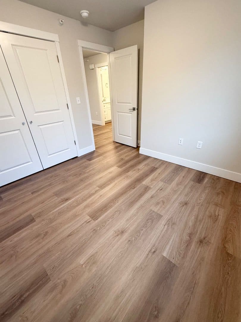 Eagle River Apartment: 16427 Farm Ave
