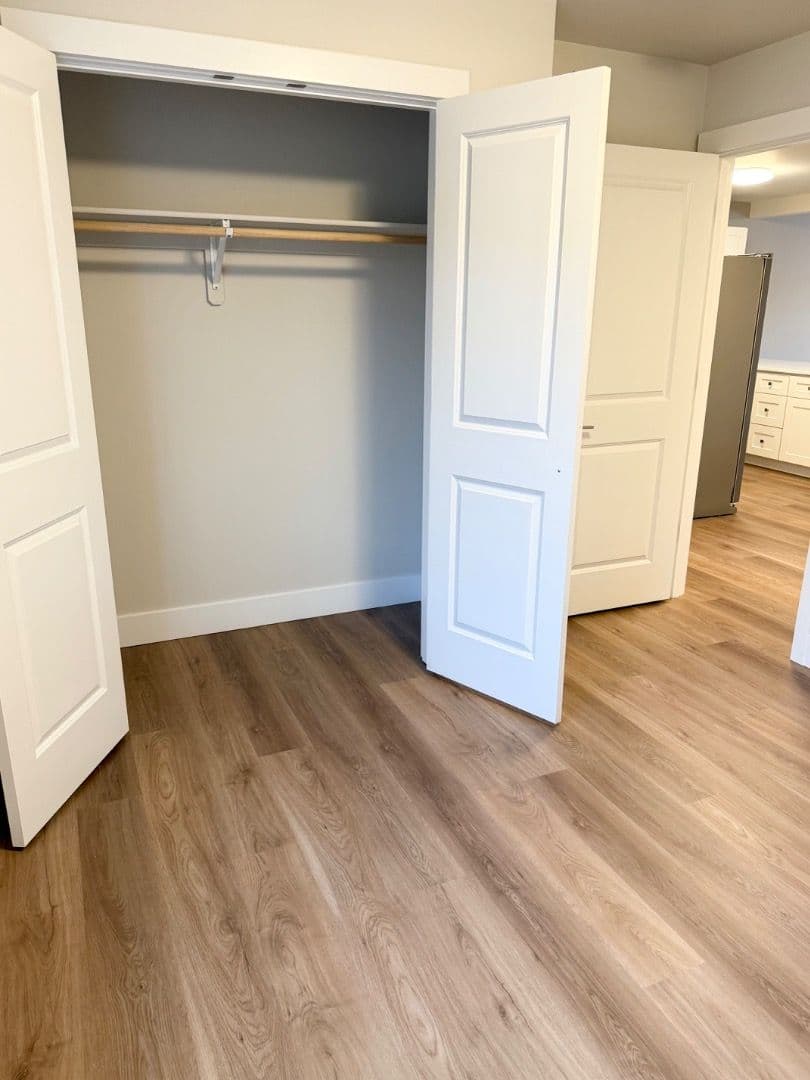 Eagle River Apartment: 16427 Farm Ave