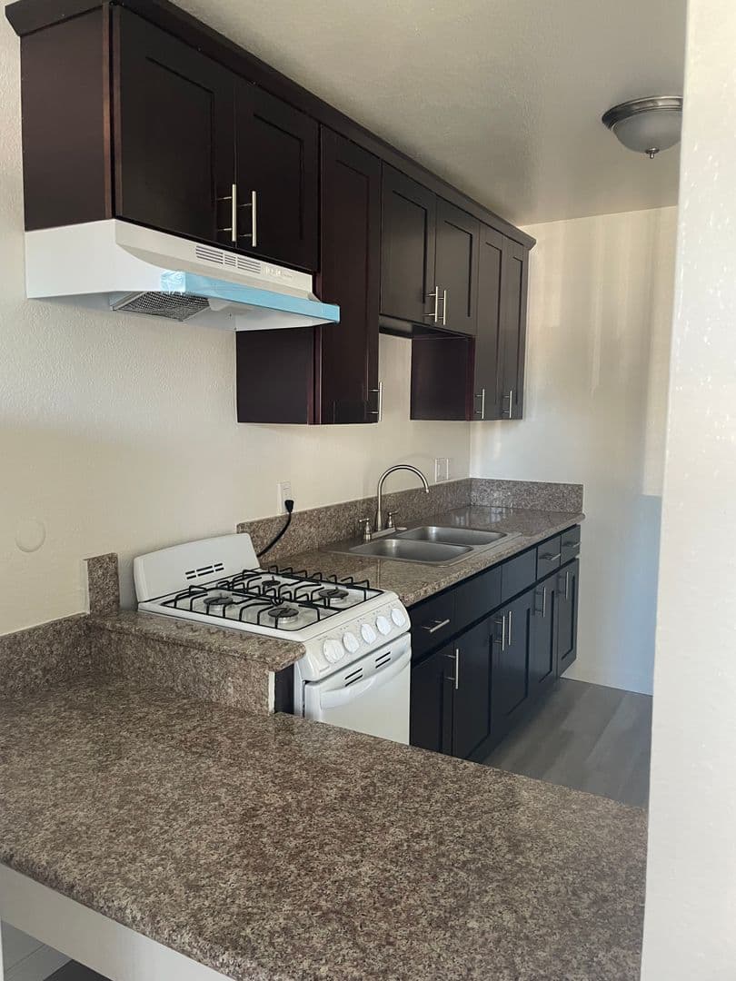 Fallbrook Apartment: 818 East Alvarado Street