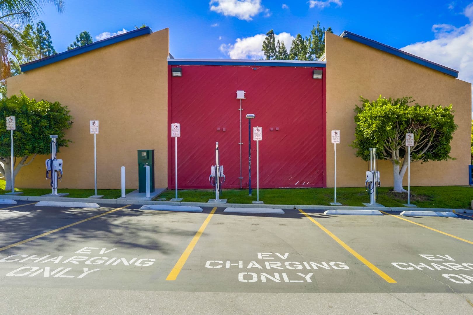 Fallbrook Apartment: 818 East Alvarado Street
