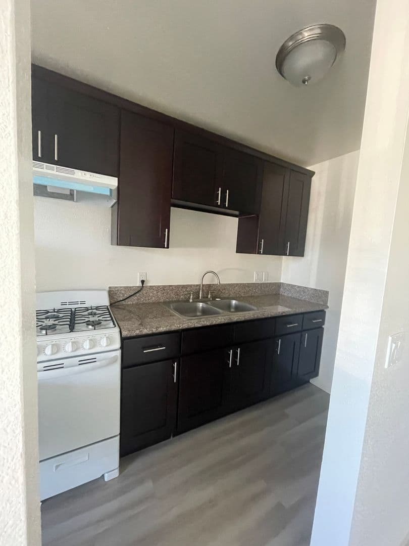 Fallbrook Apartment: 818 East Alvarado Street