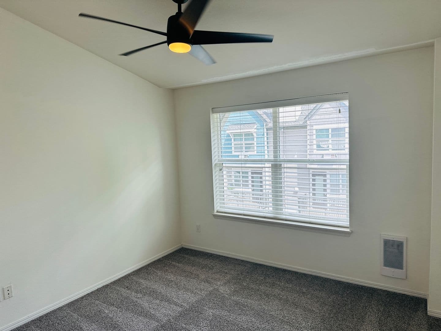 Vancouver House: 1712 SE Halyard Lane