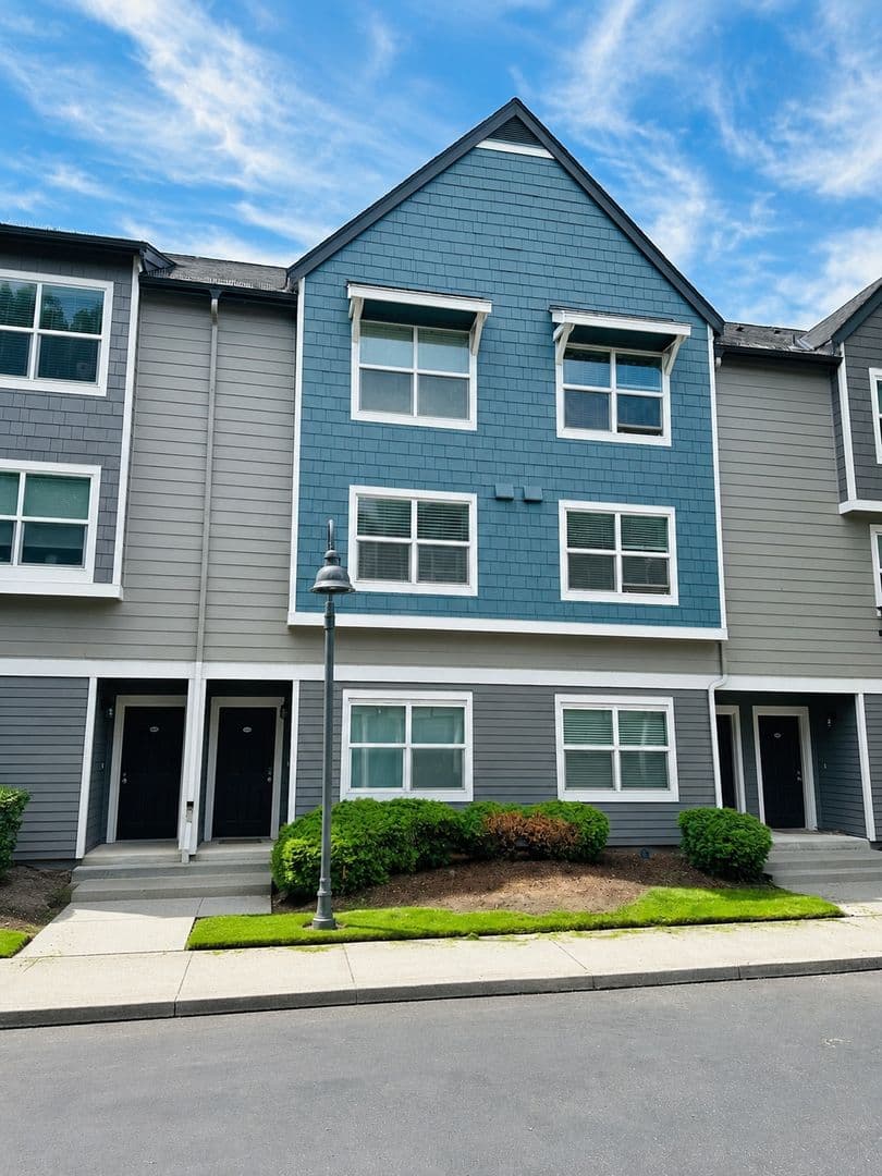 Vancouver House: 1712 SE Halyard Lane