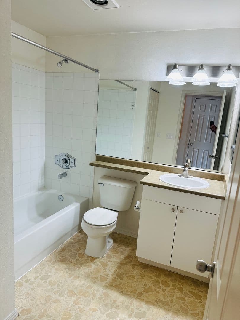 Vancouver House: 1712 SE Halyard Lane