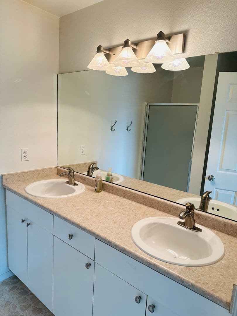 Vancouver House: 1712 SE Halyard Lane