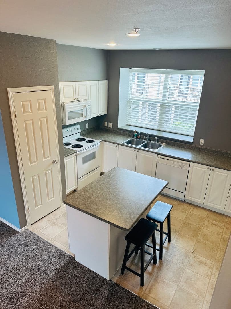 Vancouver House: 1712 SE Halyard Lane