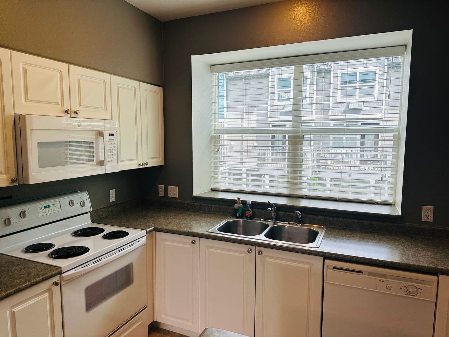 Vancouver House: 1712 SE Halyard Lane