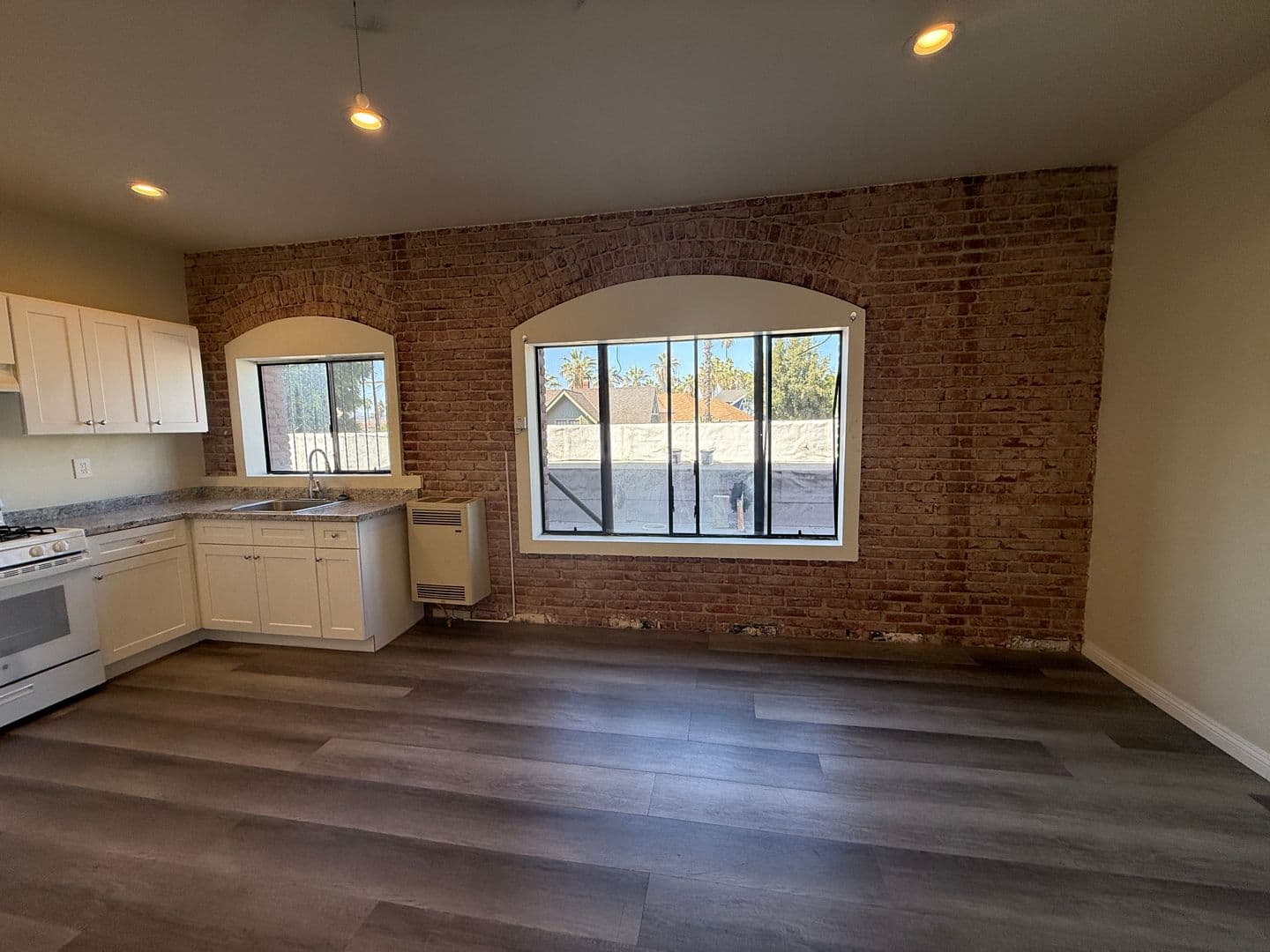 Los Angeles Apartment: 2195 Whittier Blvd.