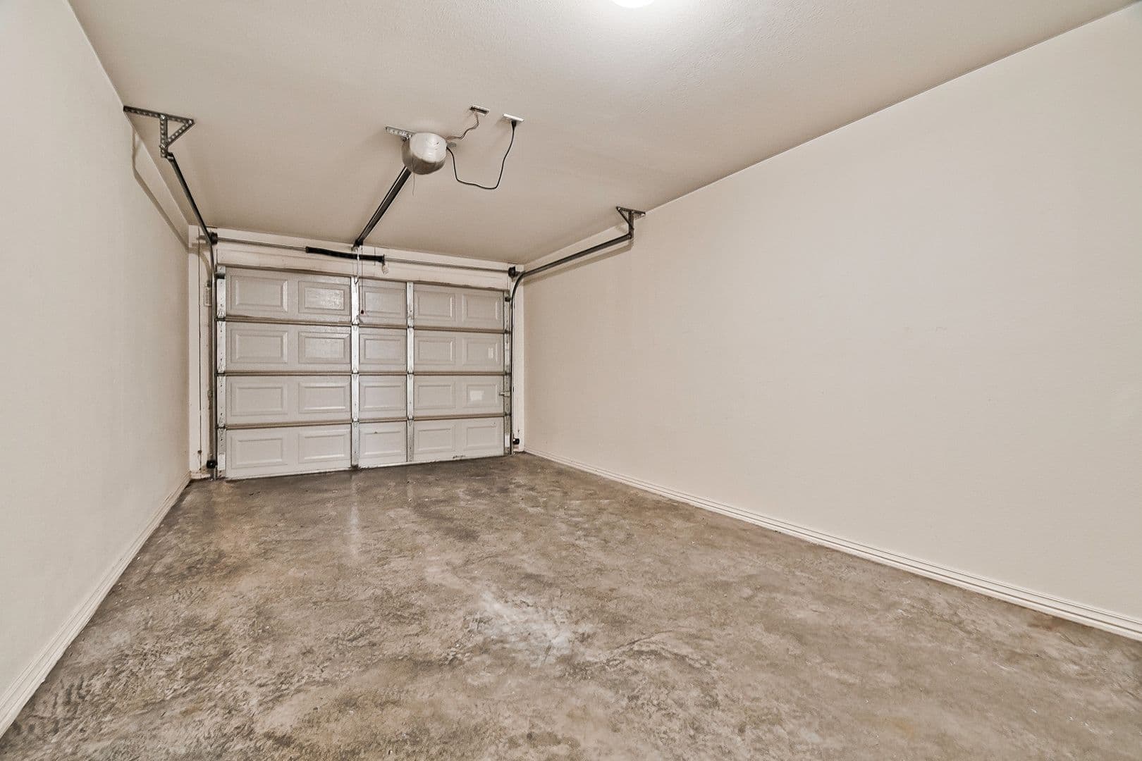 Rogers Apartment: 3509 W Cedar Cir