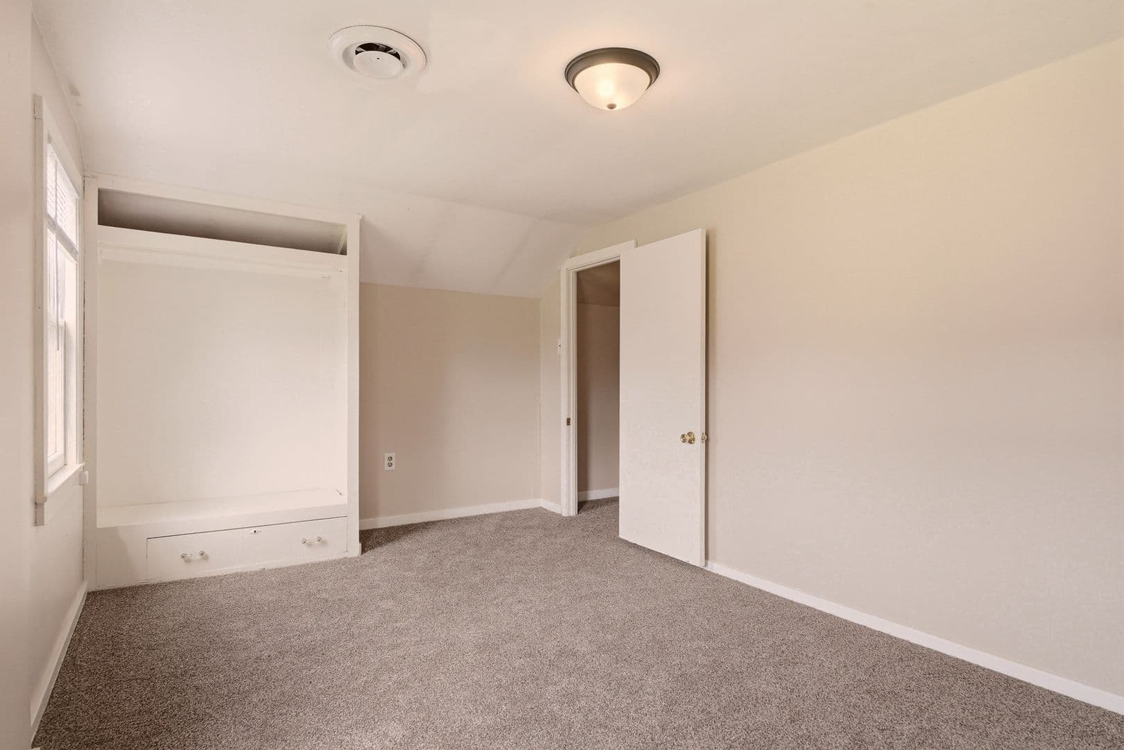 La Crosse House: 2737 Hamilton St