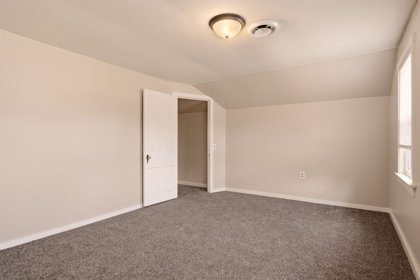 La Crosse House: 2737 Hamilton St