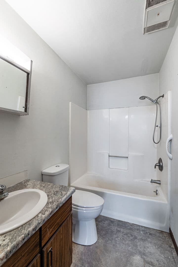 New Albin Apartment: 375 Plum St