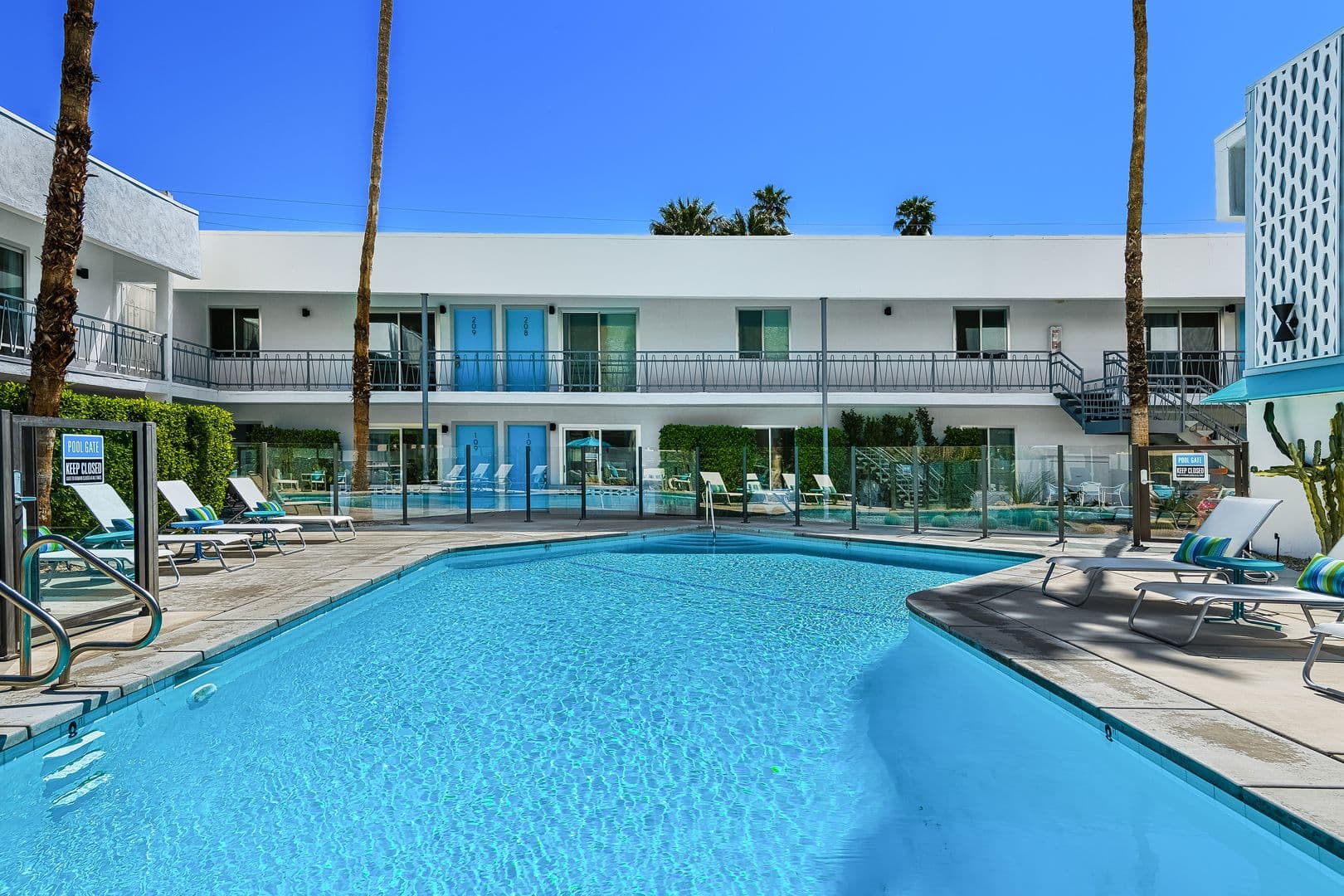 Palm Springs Apartment: 1530 E. Palm Canyon Dr.