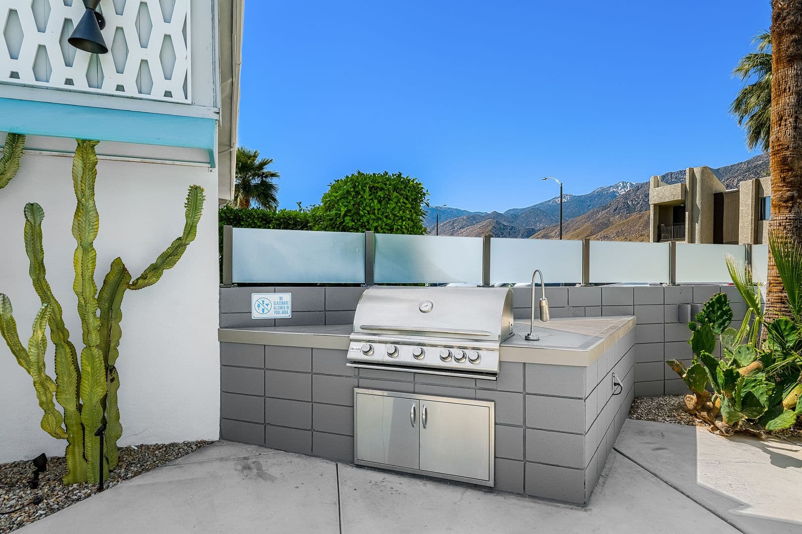Palm Springs Apartment: 1530 E. Palm Canyon Dr.