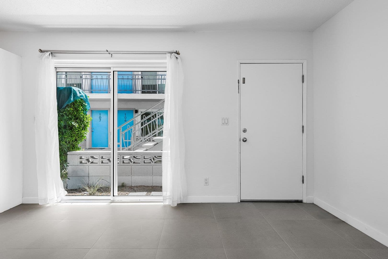 Palm Springs Apartment: 1530 E. Palm Canyon Dr.
