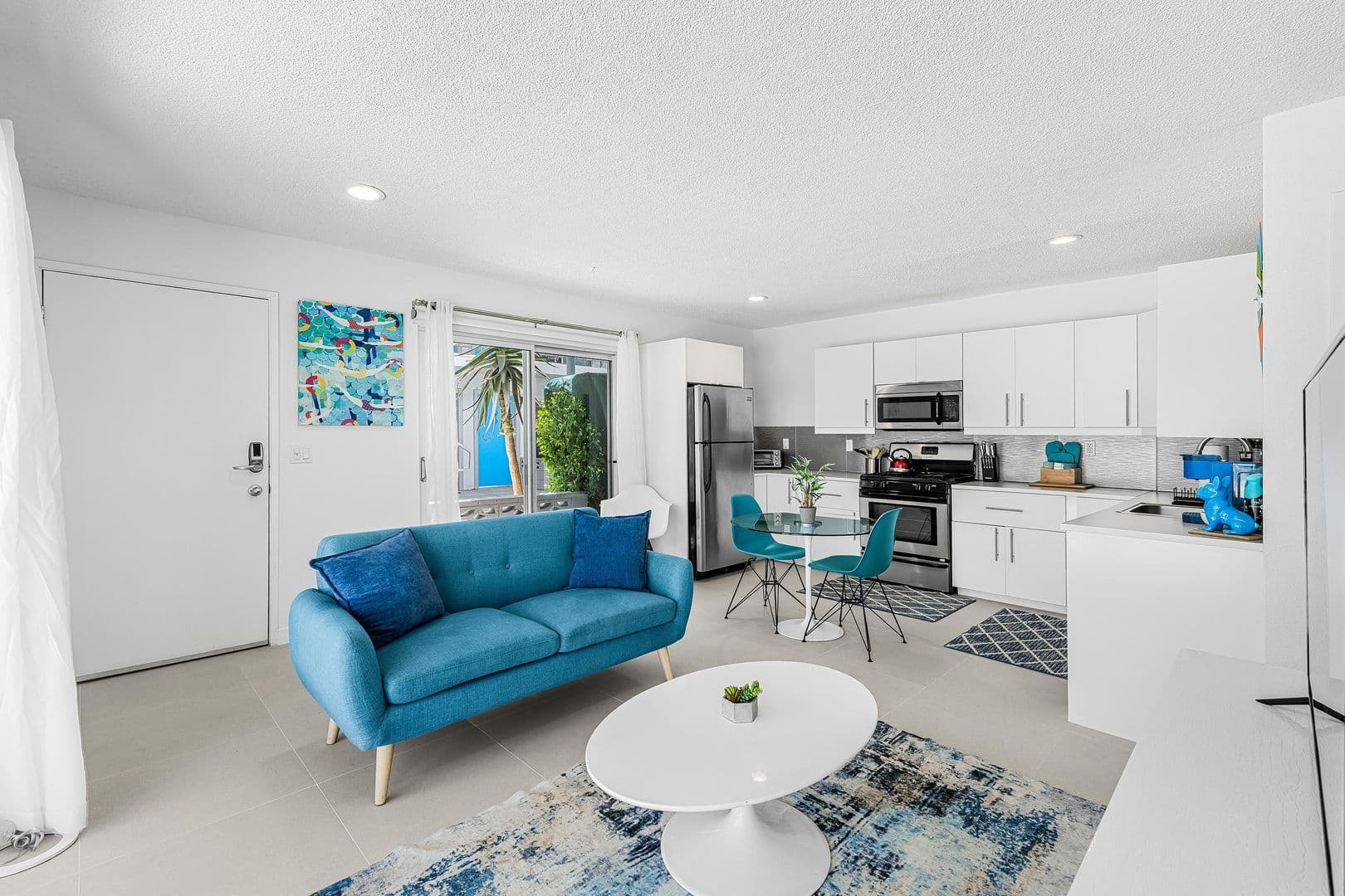 Palm Springs Apartment: 1530 E. Palm Canyon Dr.