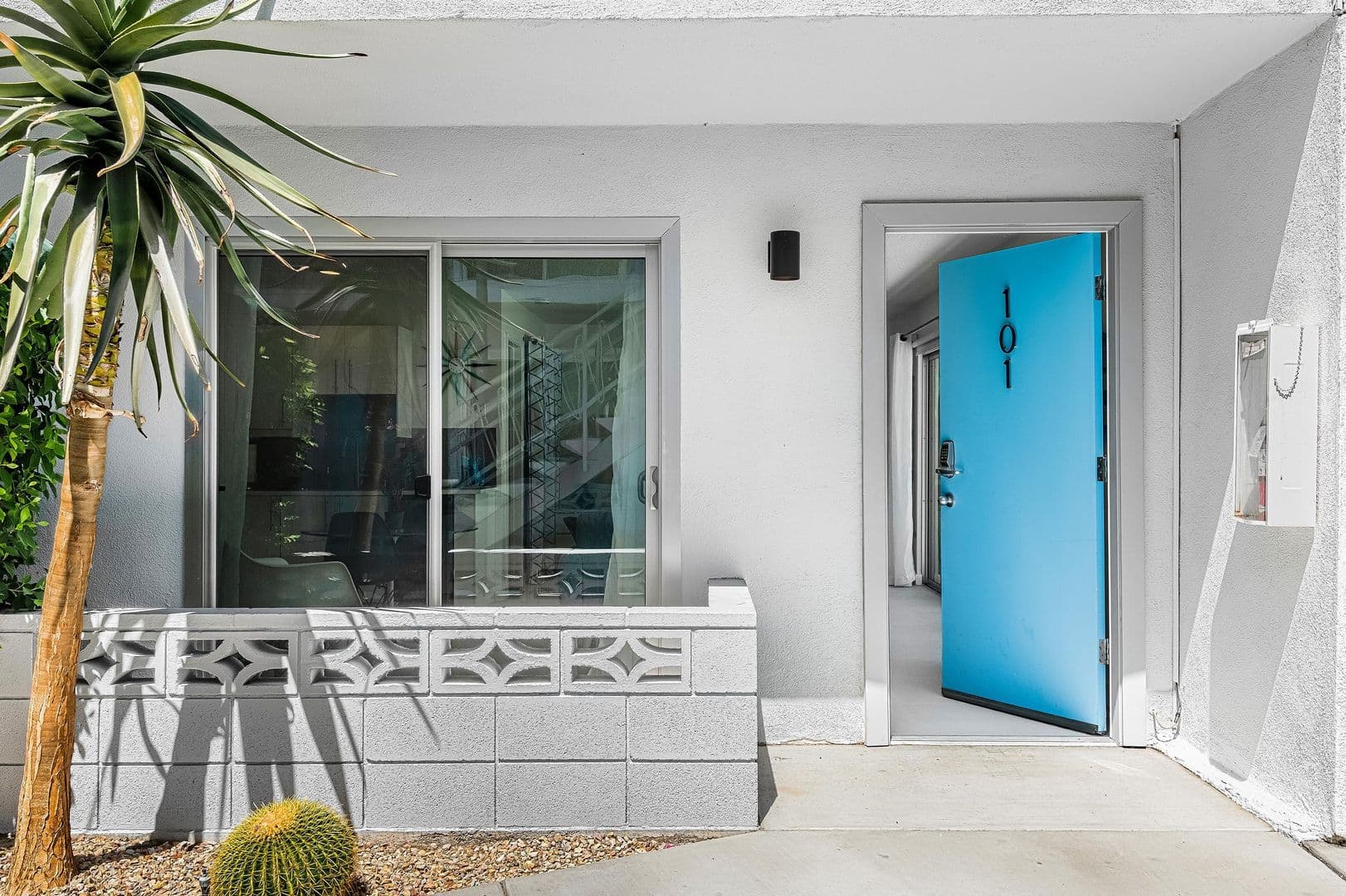Palm Springs Apartment: 1530 E. Palm Canyon Dr.