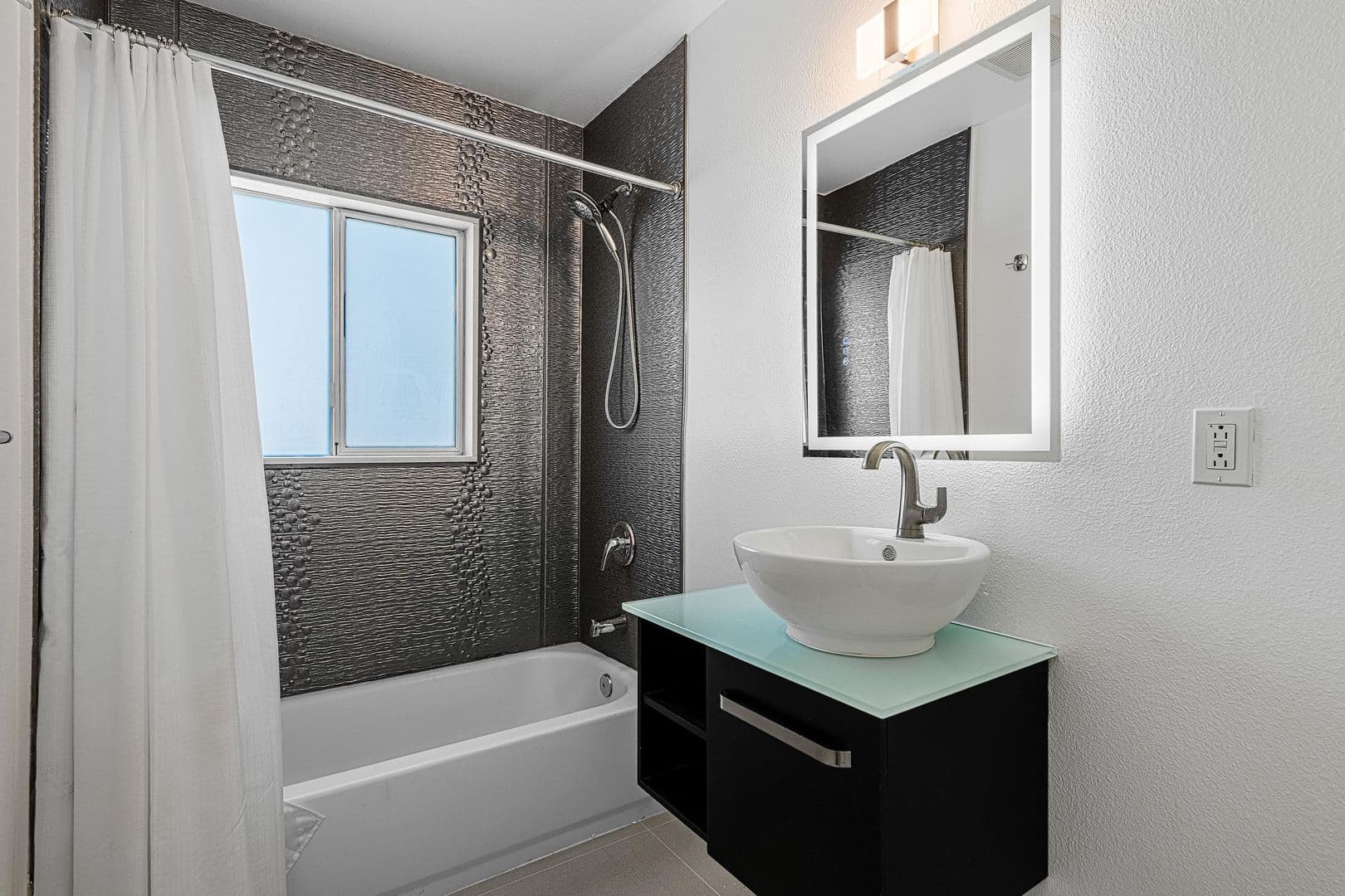 Palm Springs Apartment: 1530 E. Palm Canyon Dr.