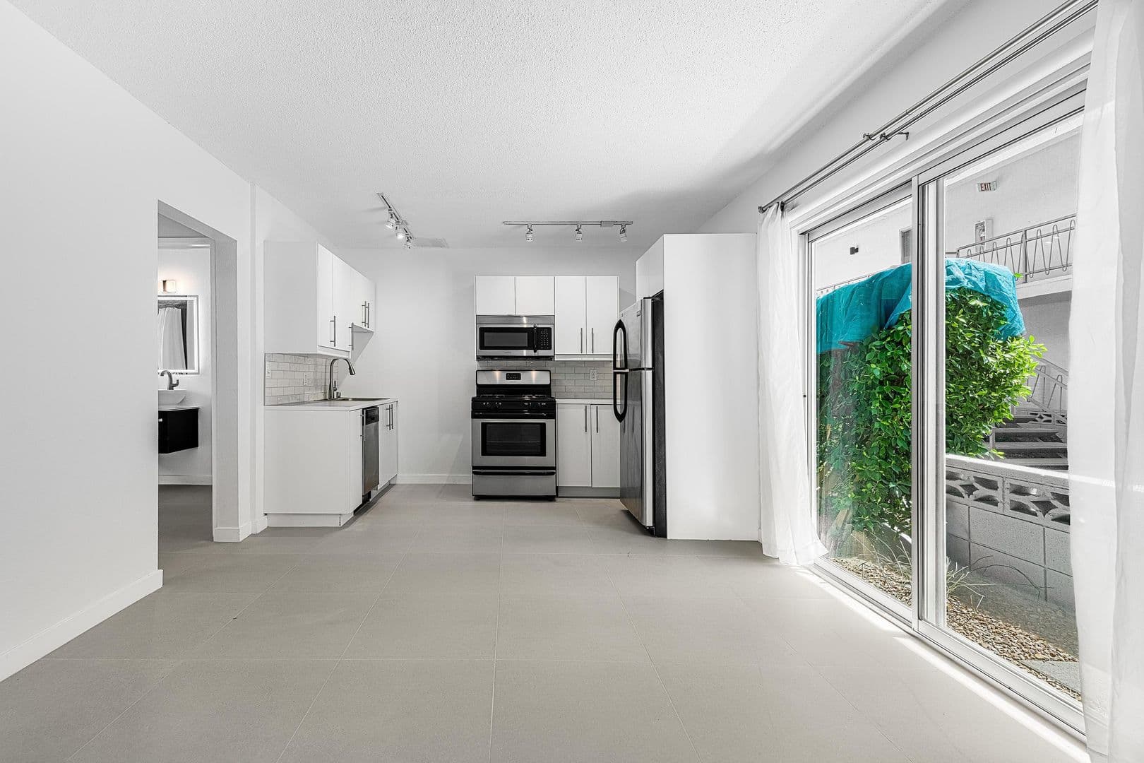 Palm Springs Apartment: 1530 E. Palm Canyon Dr.