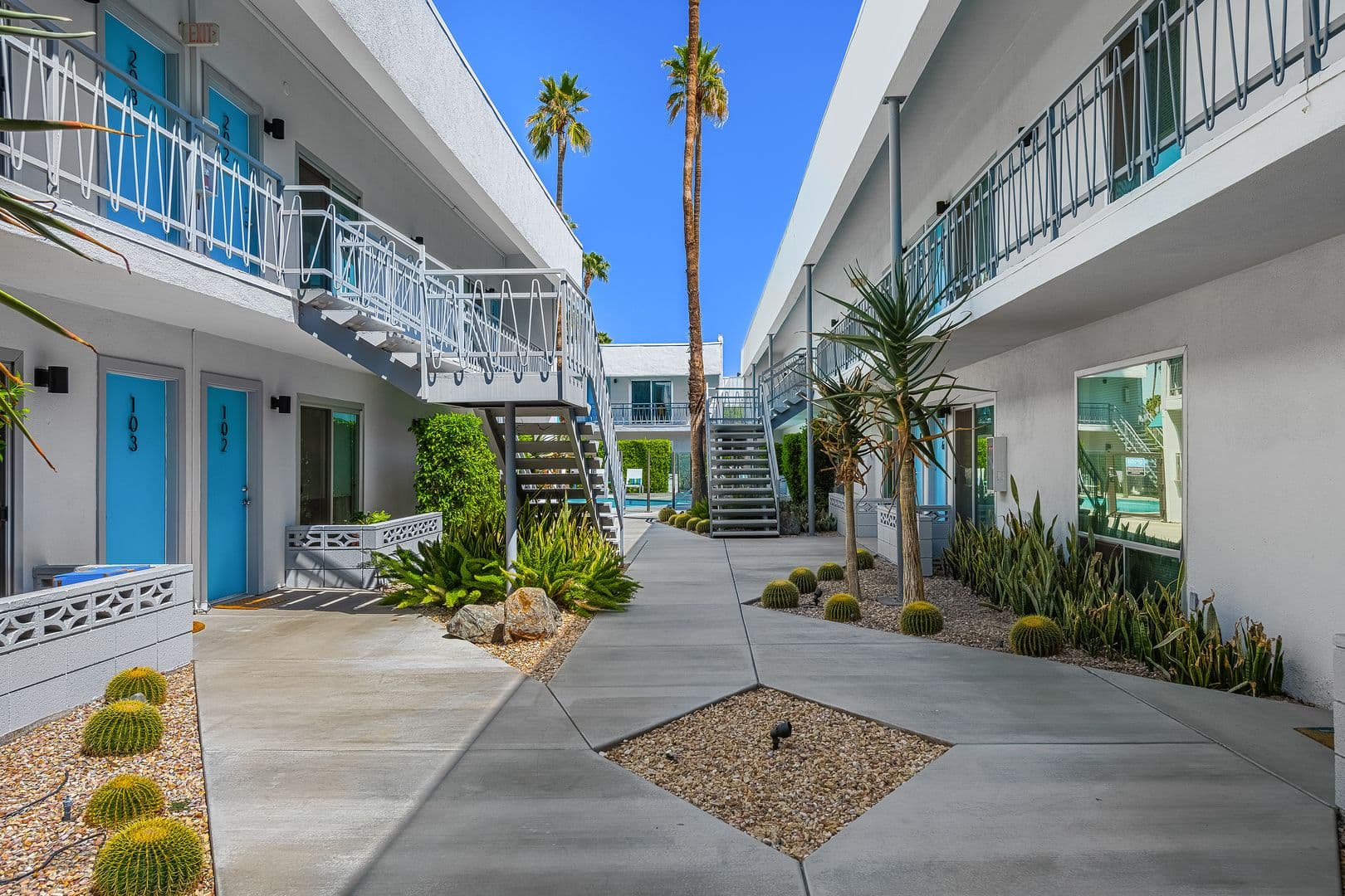 Palm Springs Apartment: 1530 E. Palm Canyon Dr.