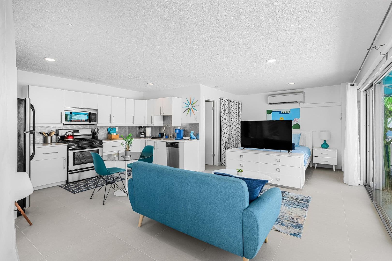 Palm Springs Apartment: 1530 E. Palm Canyon Dr.
