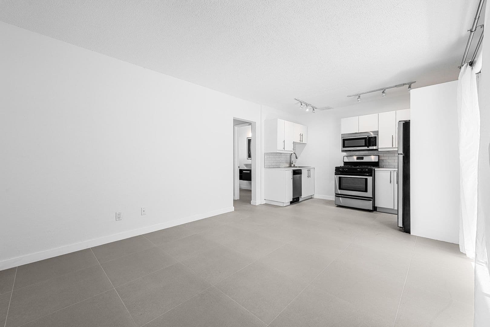 Palm Springs Apartment: 1530 E. Palm Canyon Dr.