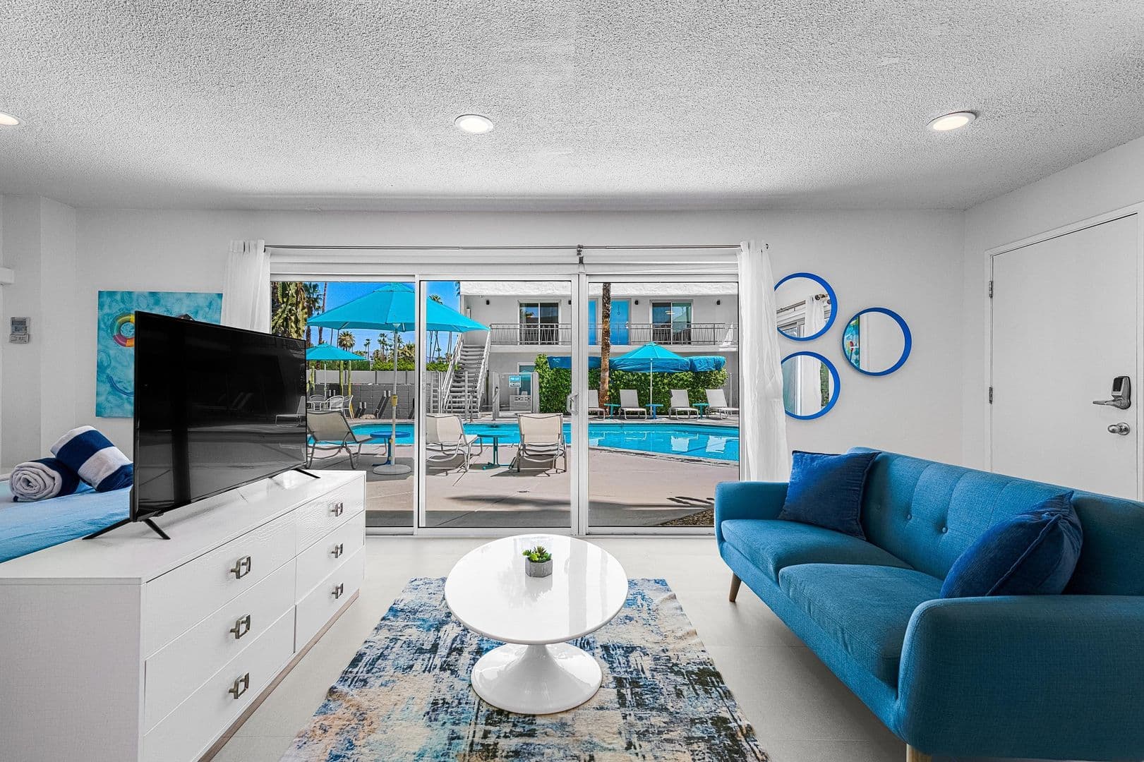 Palm Springs Apartment: 1530 E. Palm Canyon Dr.
