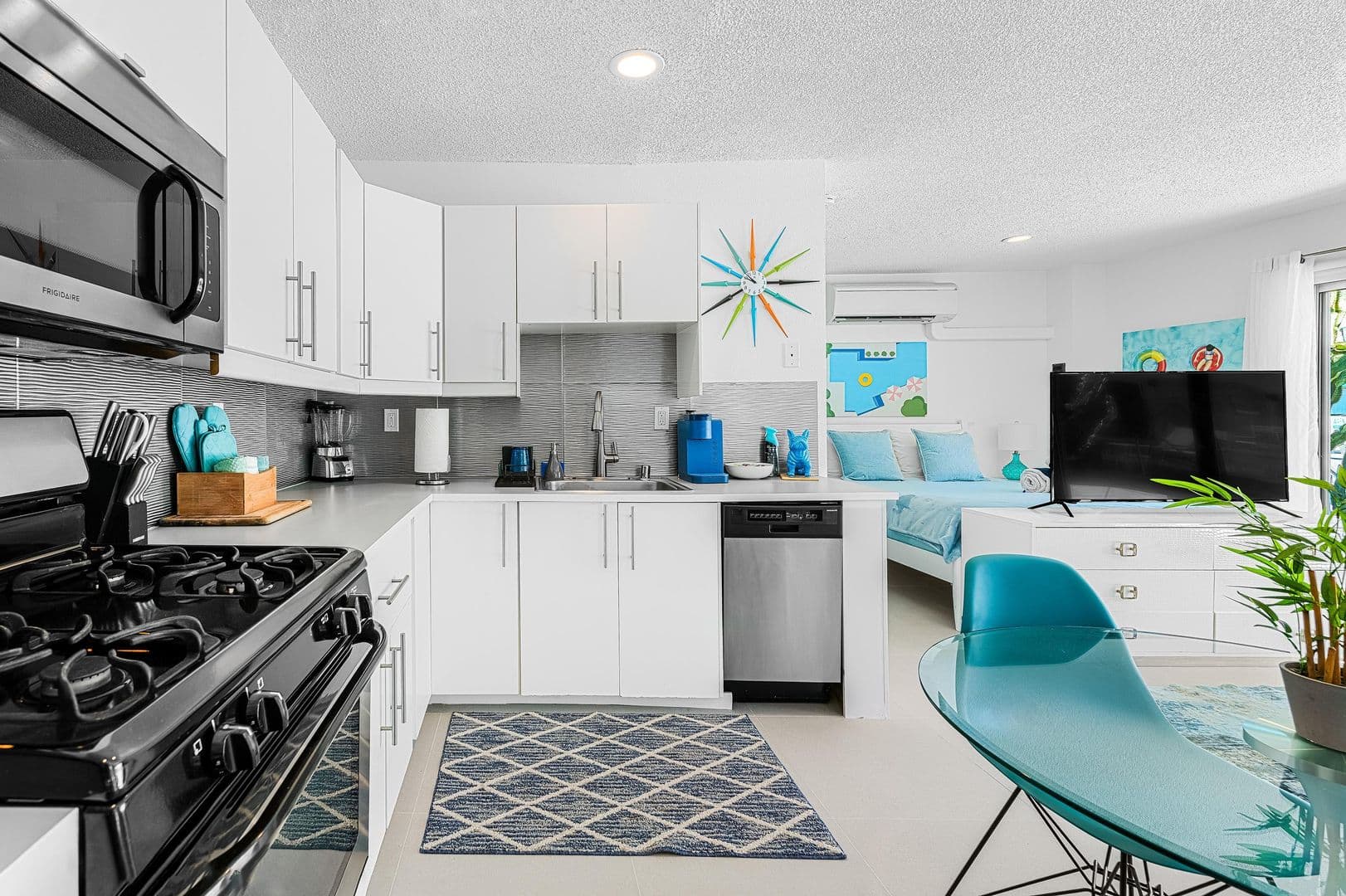 Palm Springs Apartment: 1530 E. Palm Canyon Dr.