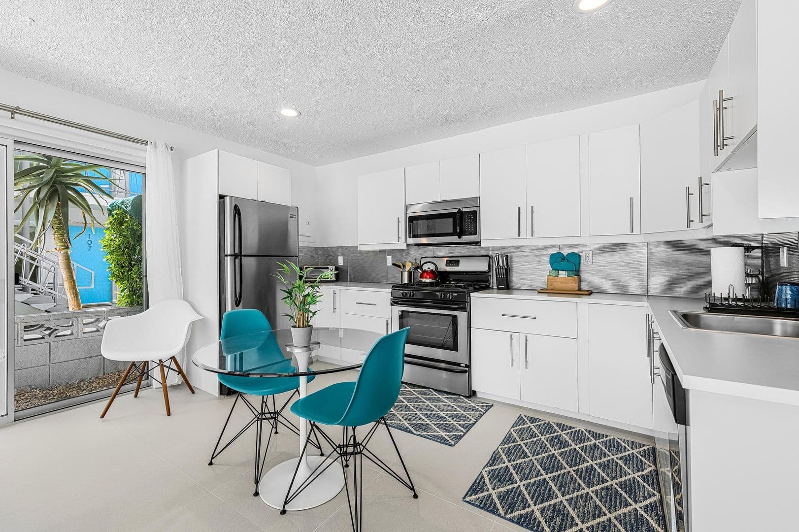 Palm Springs Apartment: 1530 E. Palm Canyon Dr.